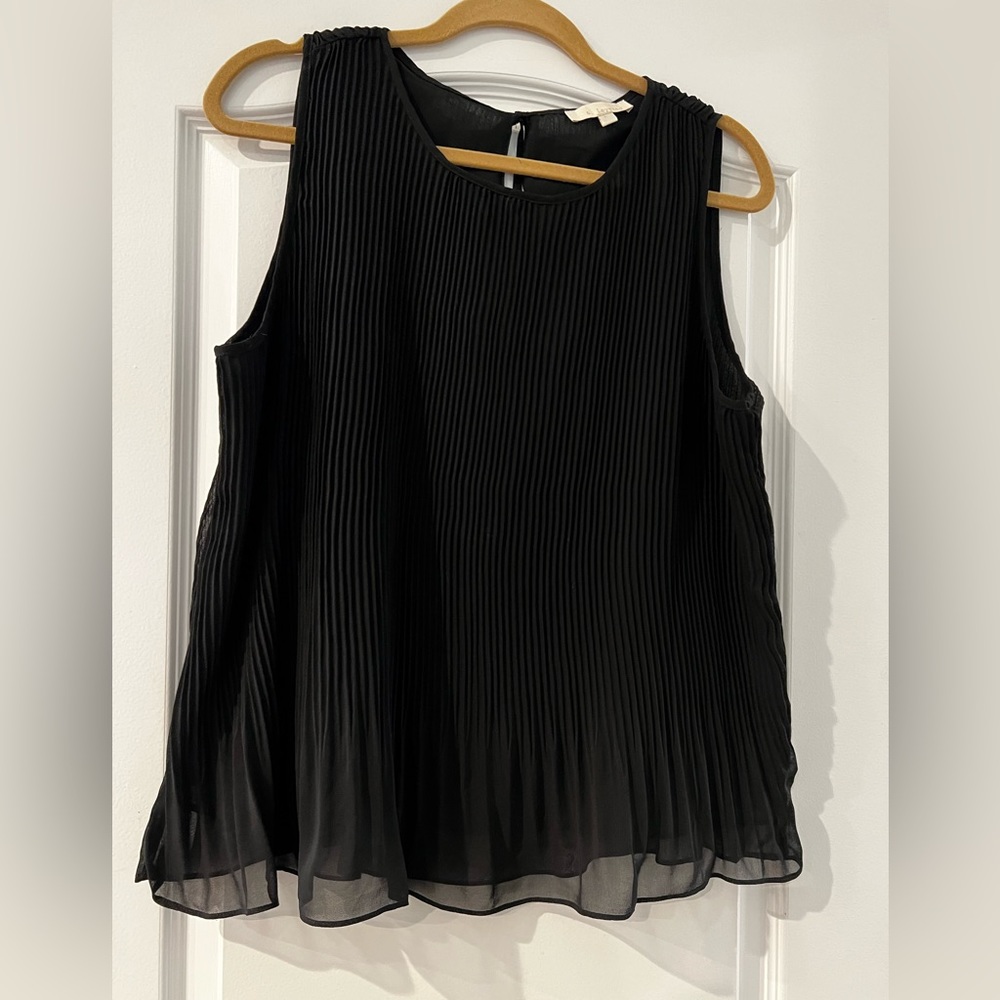 Beautiful, pleated, sleeveless blouse. &. layered brand name.